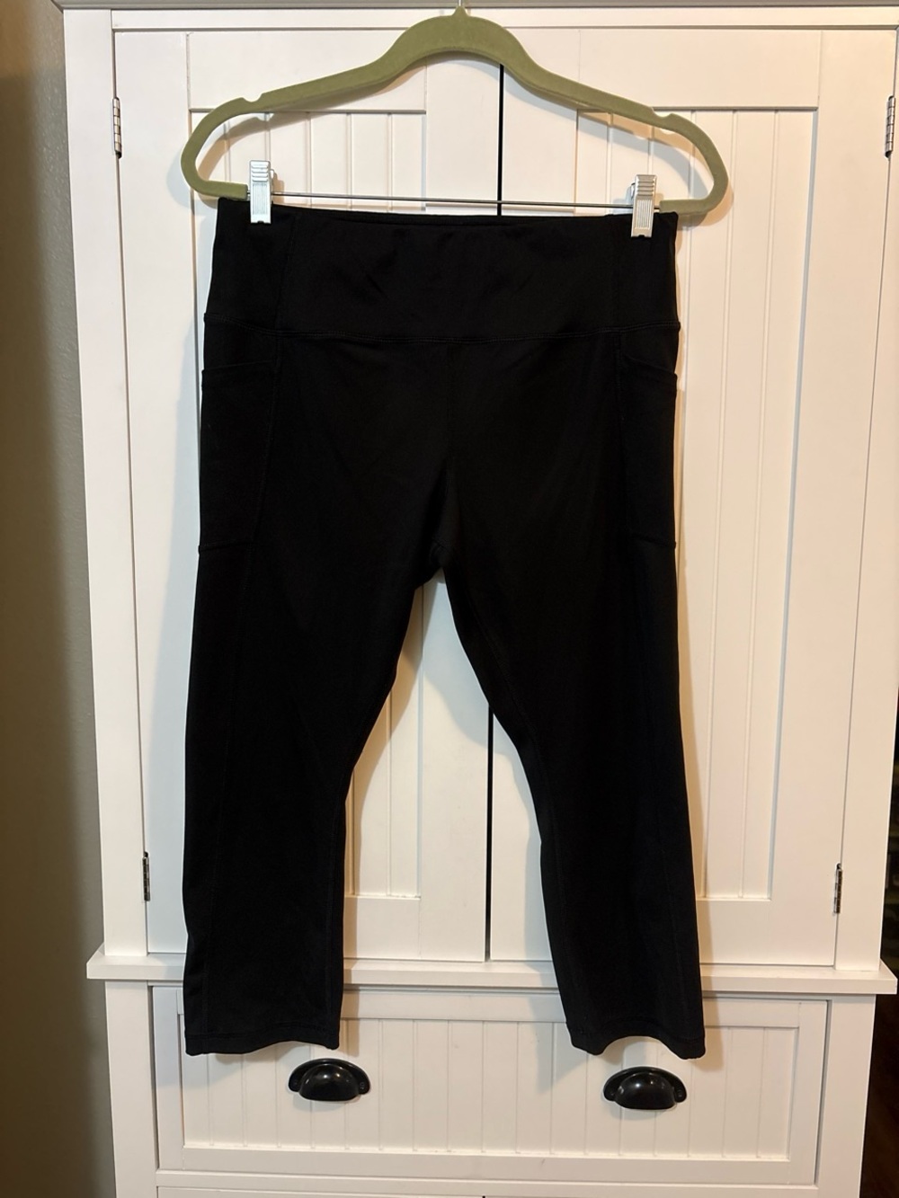 Avia Black Capri Workout Leggings Size Large 12-14 Pockets Yoga Gym Girl